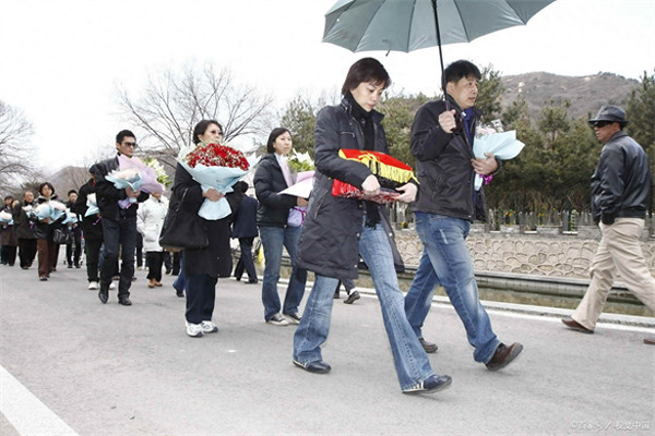 骨灰盒下葬流程及注意事项(埋葬骨灰盒正确方法)