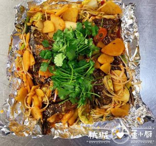 ​家庭版蒜香烤鱼的简单做法，肉质鲜嫩、健康卫生