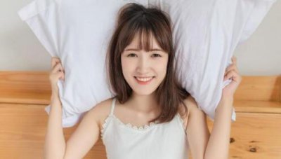 ​一个女孩暗示你给她买东西什么意思？