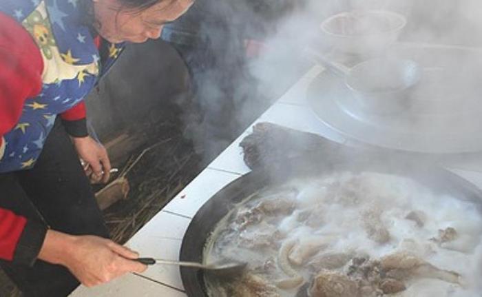 实拍东北“正宗杀猪宴”, 满桌都是土货, 菜摞好几层, 撑得扶墙走