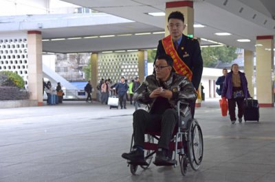 ​“雷锋号”列车温暖南来北往的旅客