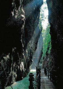 ​徒步黑山谷，嗨玩峡谷漂流，挑战清凉溪降..来万盛开启夏日狂欢！